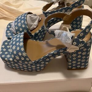 Platform daisy sandals